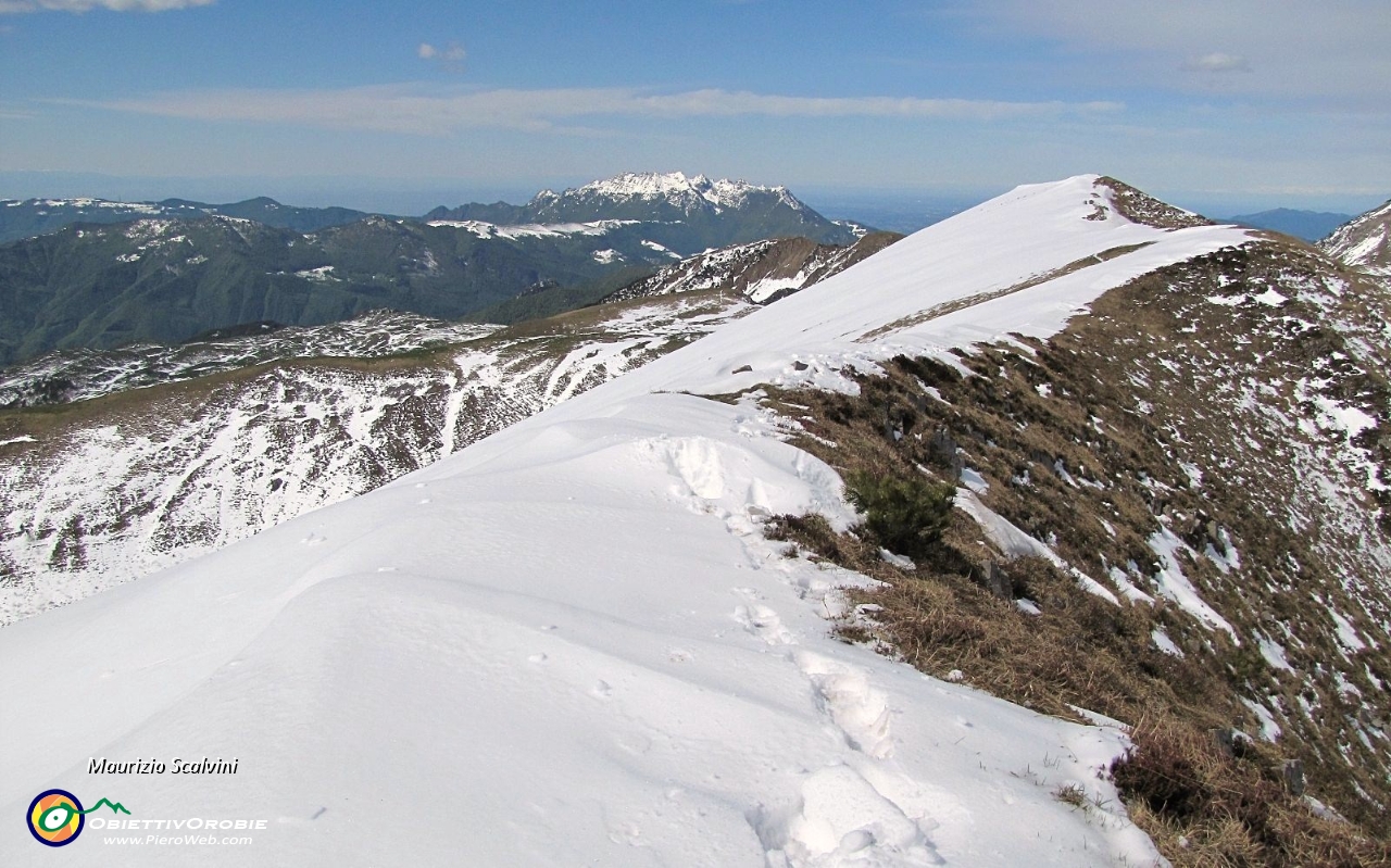 14 Panorama verso il Resegone, con la dorsale dell'Aralalta in primo piano....JPG